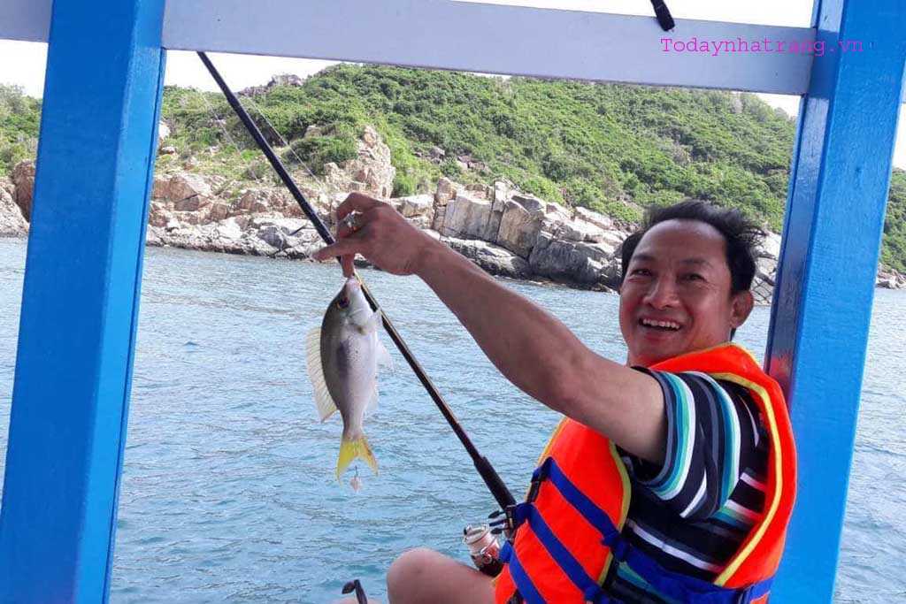 Tour câu cá nha trang (Thực đơn 8 món hải sản) 26d